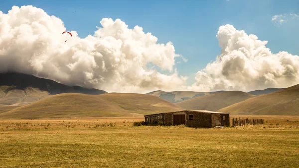 Parapente dans le ciel de l'Italie — Photo