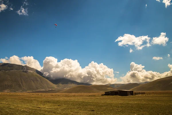 Planor de parapanta pe cerul Italiei — Fotografie, imagine de stoc