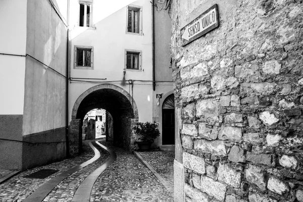 Callejón en el pueblo — Foto de Stock