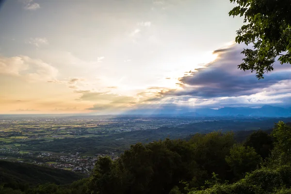 Puesta de sol entre nubes en el campo italiano —  Fotos de Stock