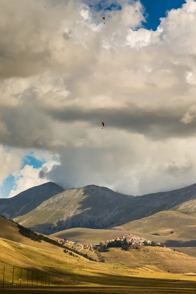 Gleitschirm am Himmel von Italien — Stockfoto