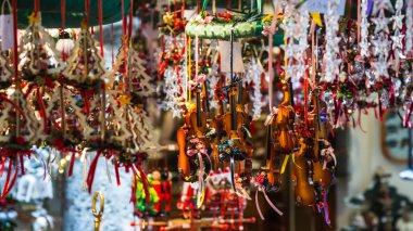 Hediyeler ve süslemeleri Noel için küçük keman