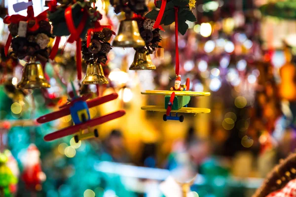 Santa Claus pilota un avión para Navidad —  Fotos de Stock