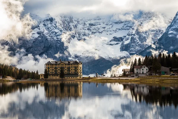 Dolomiti Misurina gölünde