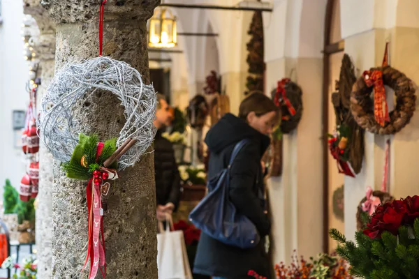 Mädchen auf der Suche nach einem Weihnachtsgeschenk in einer Messe in Österreich — Stockfoto