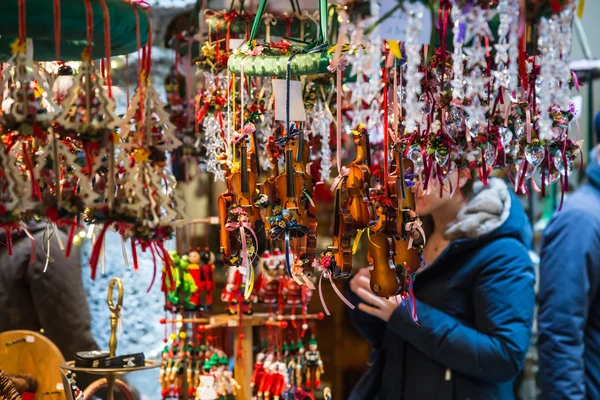 Hediyeler ve süslemeleri Noel için küçük keman — Stok fotoğraf