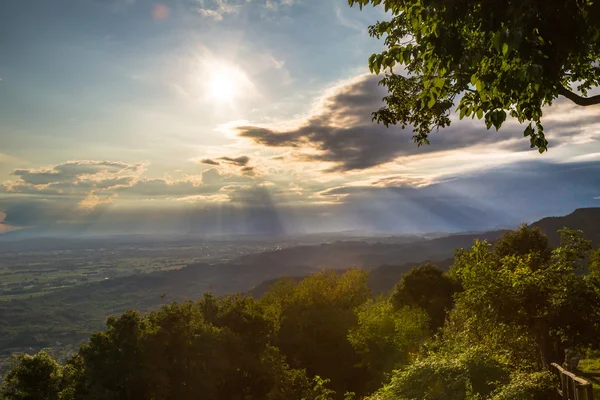 Захід сонця, між хмари на італійської сільській місцевості — стокове фото