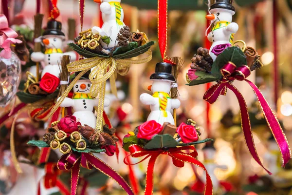 Pequeños muñecos de nieve como regalos y decoraciones para Navidad —  Fotos de Stock