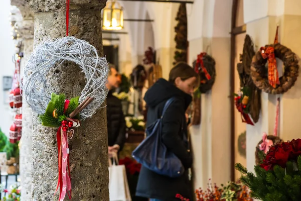 Mädchen auf der Suche nach einem Weihnachtsgeschenk in einer Messe in Österreich — Stockfoto