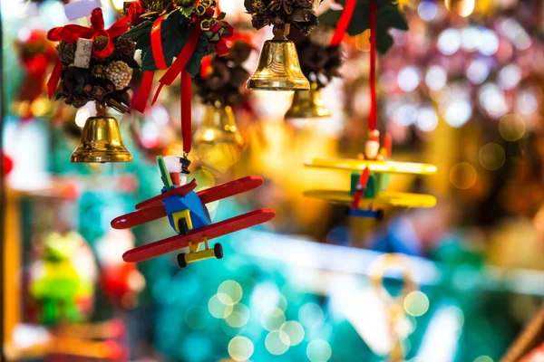 Santa Claus pilota un avión para Navidad —  Fotos de Stock