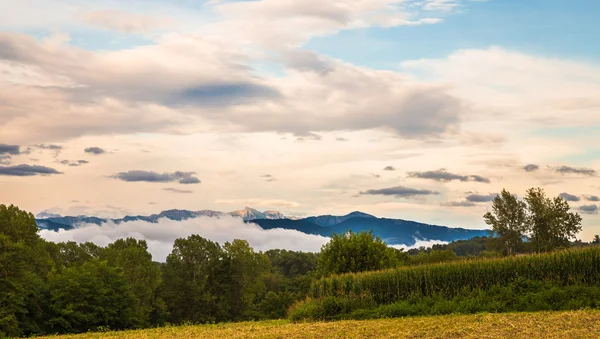 Peak of a mountain between the clouds — Stock Photo, Image