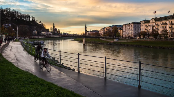 Twee fietsen naast de Salzach rivier van Salzburg — Stockfoto