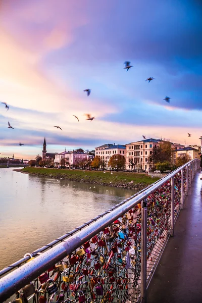 Cadeados de amor em uma ponte de Salzburgo Fotografias De Stock Royalty-Free