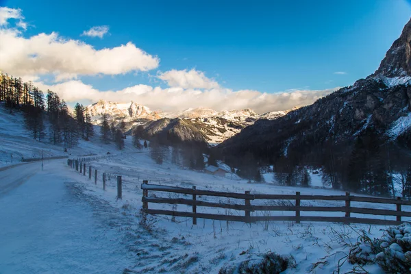 Wind and cold on a road in a winter evening in the italian dolom — Stock Photo, Image