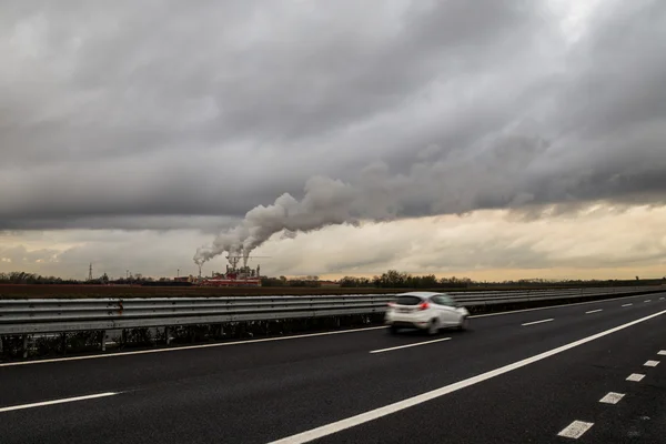 Humo de una industria en la carretera —  Fotos de Stock