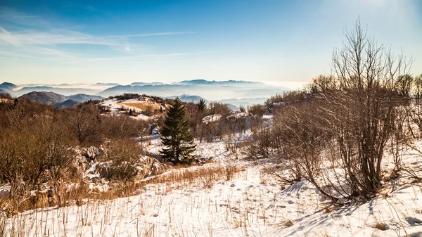 Italienska bergen på vintern — Stockfoto