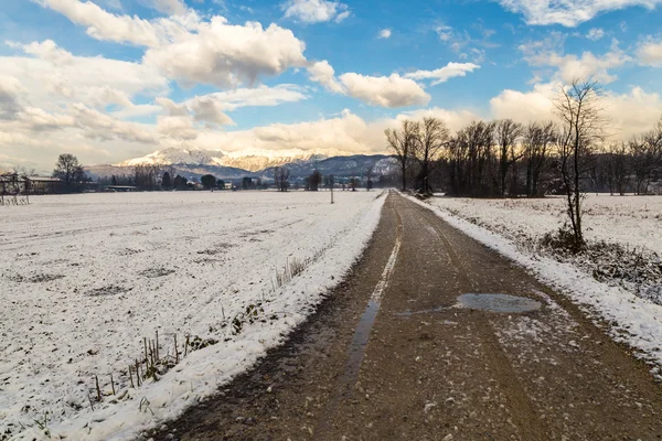 Italiaanse velden met sneeuw — Stockfoto