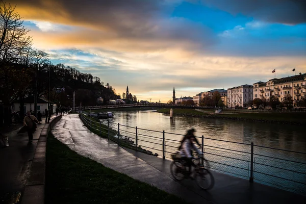 Två cyklar intill Salzach floden av Salzburg — Stockfoto