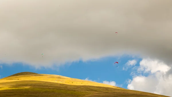 Parapente en el cielo de Italia —  Fotos de Stock