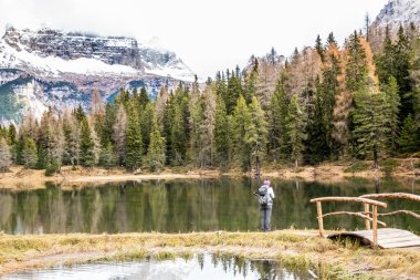 Kız ormanda yürüyüş