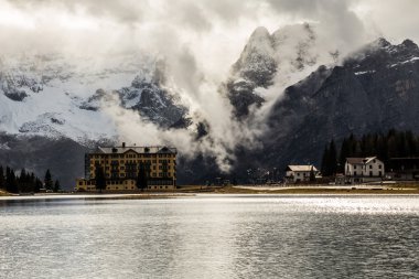 Dolomiti Misurina gölünde