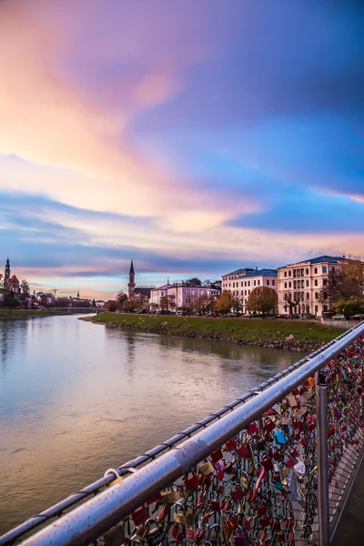 Lucchetti d'amore su un ponte di Salisburgo — Foto Stock