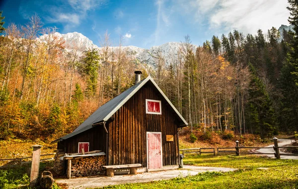 Bir Bank ile Alpine hut — Stok fotoğraf
