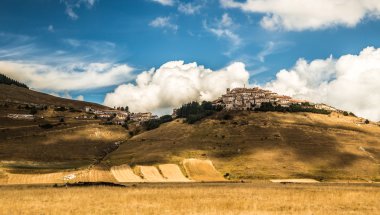otlak arazileri ve köy castelluccio, İtalya