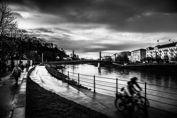 Two bikes next to Salzach river of Salzburg — Stock Photo, Image