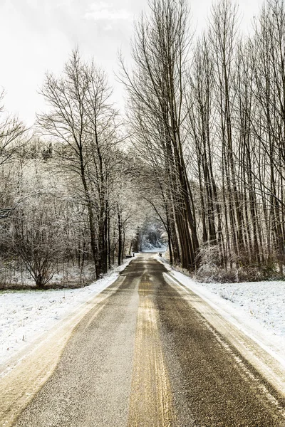 Снежная дорога в итальянской сельской местности — стоковое фото