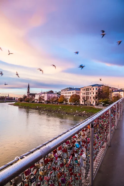 Cadeados de amor em uma ponte de Salzburgo — Fotografia de Stock