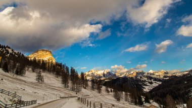 Rüzgar ve soğuk bir kış akşam İtalyan dolom içinde bir yolda