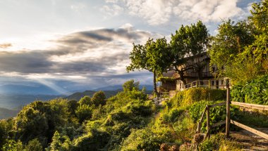İtalyan kırsal üzerinde bulutlar arasında günbatımı