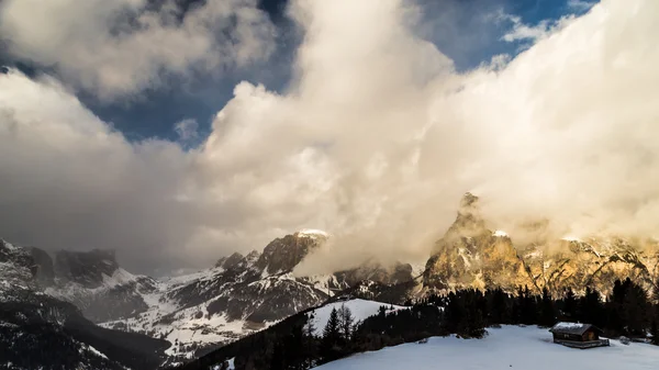 冬の日の山小屋 — ストック写真