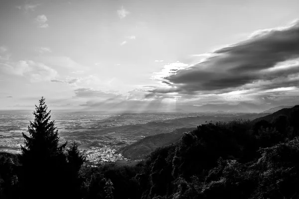 Sunset between clouds on italian countryside — Stock Photo, Image