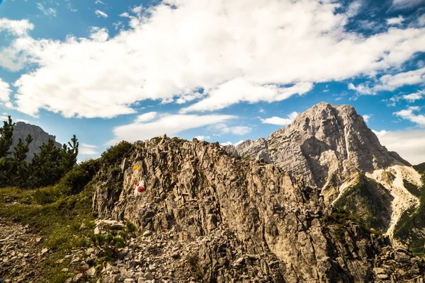 Signo doloroso para el trekking en un sendero de los Alpes italianos —  Fotos de Stock
