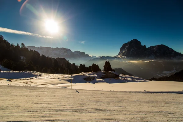 Cabana alpina em um dia de inverno — Fotografia de Stock