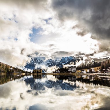 Dolomiti Misurina gölünde