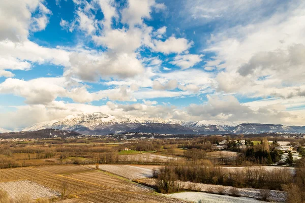Итальянские поля со снегом — стоковое фото