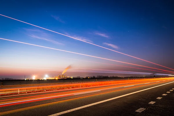 Le soleil se couche derrière une industrie — Photo