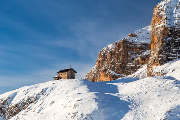 Italské Dolomiti připraven na lyžařskou sezonu — Stock fotografie