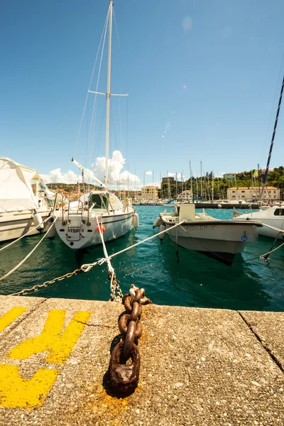 Cadenas y cuerdas para asegurar el barco — Foto de Stock