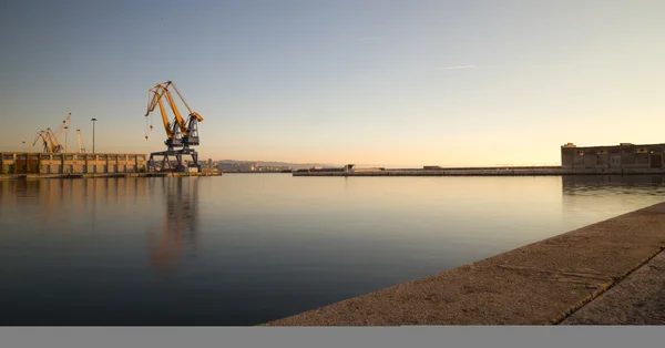 Kräne im Hafen von Triest — Stockfoto