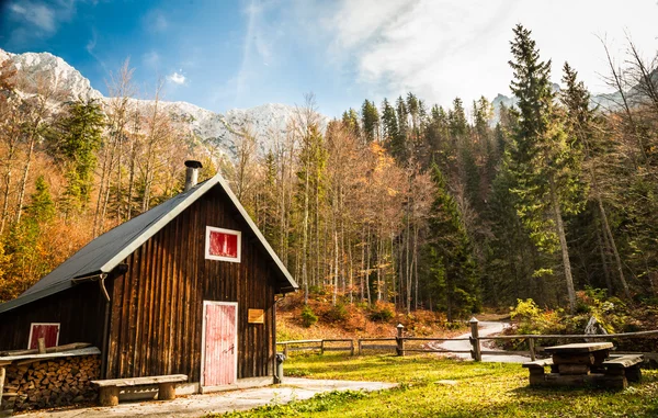 Альпийская хижина со скамейкой — стоковое фото