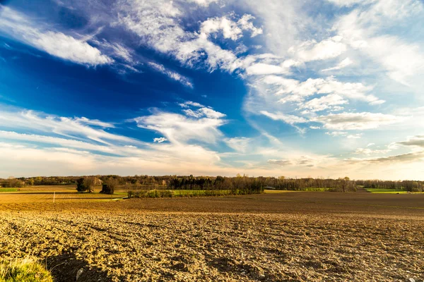 Granja abandonada en el campo — Foto de Stock