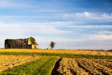 Kırsalda terk edilmiş bir çiftlik.