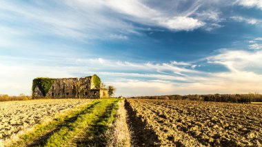 Kırsalda terk edilmiş bir çiftlik.