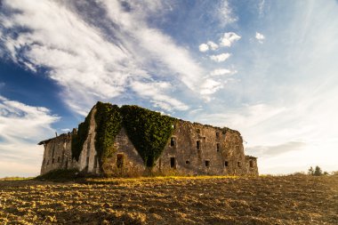 Kırsalda terk edilmiş bir çiftlik.