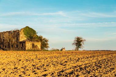Kırsalda terk edilmiş bir çiftlik.