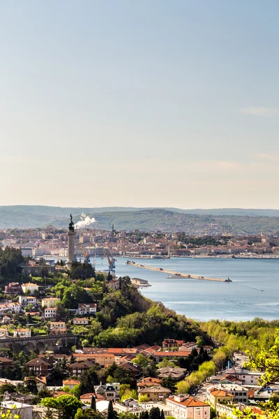 Gamla fyr i över Triestebukten — Stockfoto